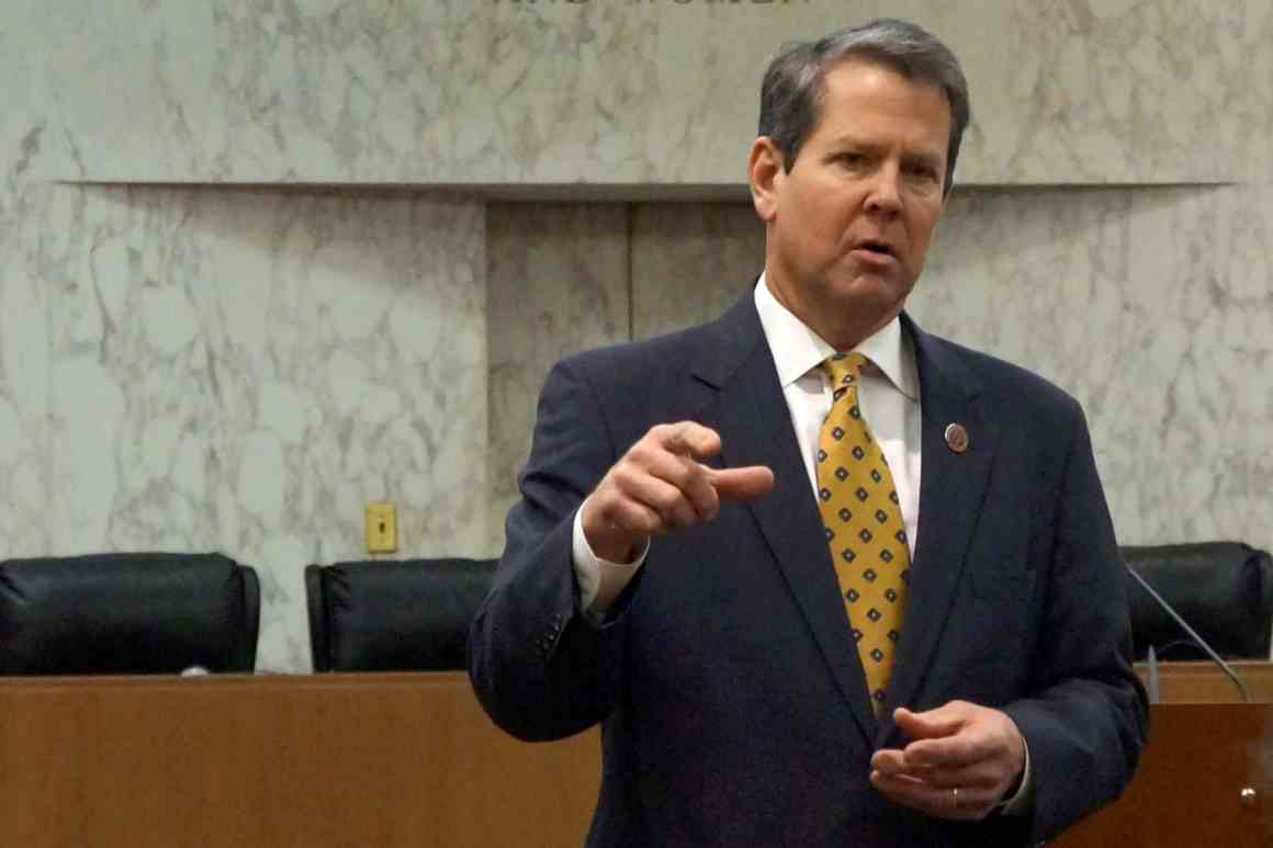 El gobernador Brian Kemp critica a Trump después de la acusación de Georgia