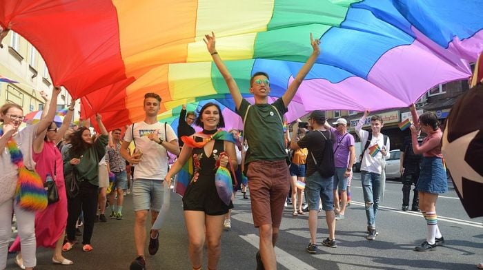 Evento ‘Orgullo’ de Carolina del Norte honra a delincuente sexual infantil registrado con premio