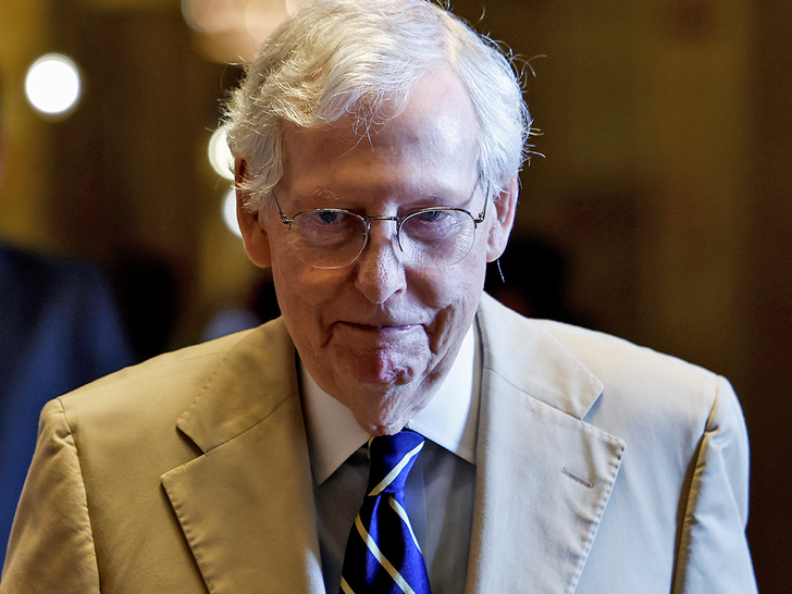 El senador Mitch McConnell recibió autorización para trabajar después de congelarse nuevamente, los médicos citan una conmoción cerebral