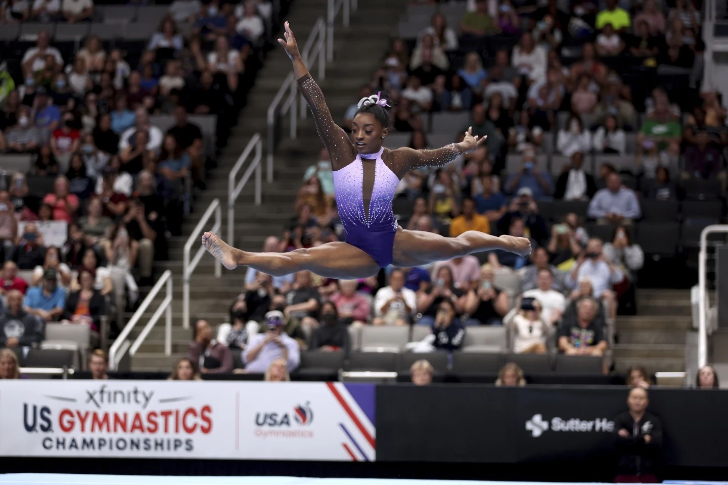 Simone Biles sorprende en salto mientras toma la delantera en el campeonato de gimnasia de EE. UU.