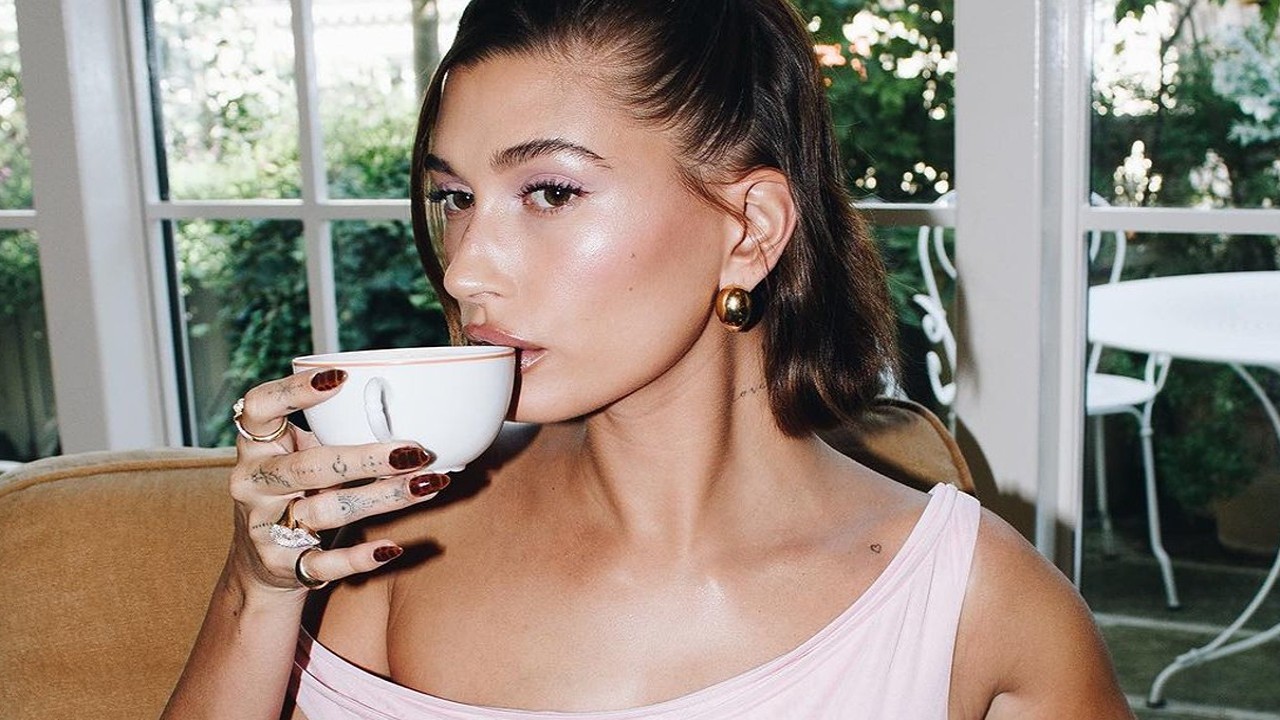 ‘Bienvenido al mundo de Rhode Skin’: Hailey Bieber luce zapatillas con minivestido y publica fotos detrás de escena para el lanzamiento del tinte labial