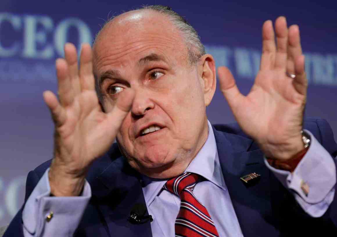 Un denunciante del FBI dice que Rudy Giuliani ha sido comprometido por Rusia