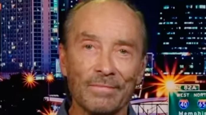 El cantante de ‘God Bless The USA’ Lee Greenwood revela por qué crió a sus hijos lejos de Hollywood