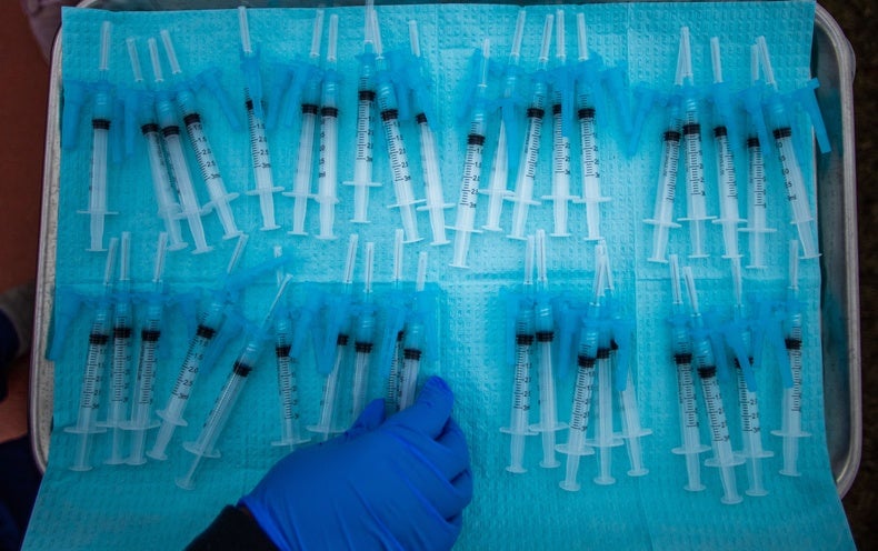 Los CDC recomiendan refuerzos de COVID actualizados para todos este otoño