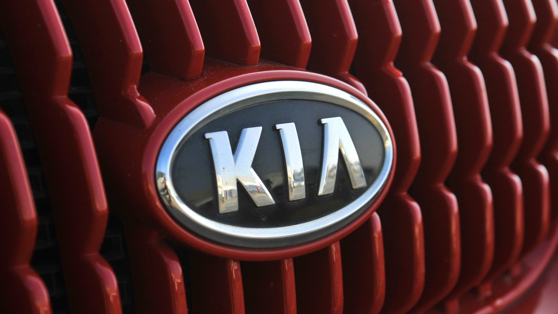 Kia y Hyundai retiran del mercado casi 3,4 MILLONES de automóviles por riesgo de incendio