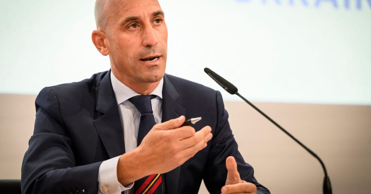 El jefe de fútbol español pide perdón por besar en los labios al ganador del Mundial – POLITICO