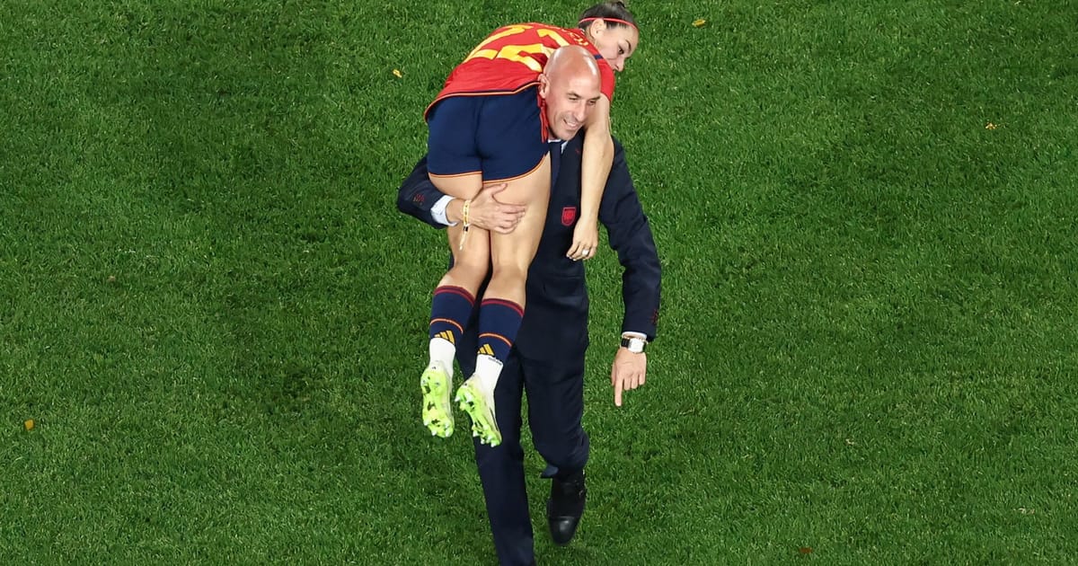 La madre del desafiante técnico del fútbol español se declara en huelga de hambre en una iglesia – POLITICO