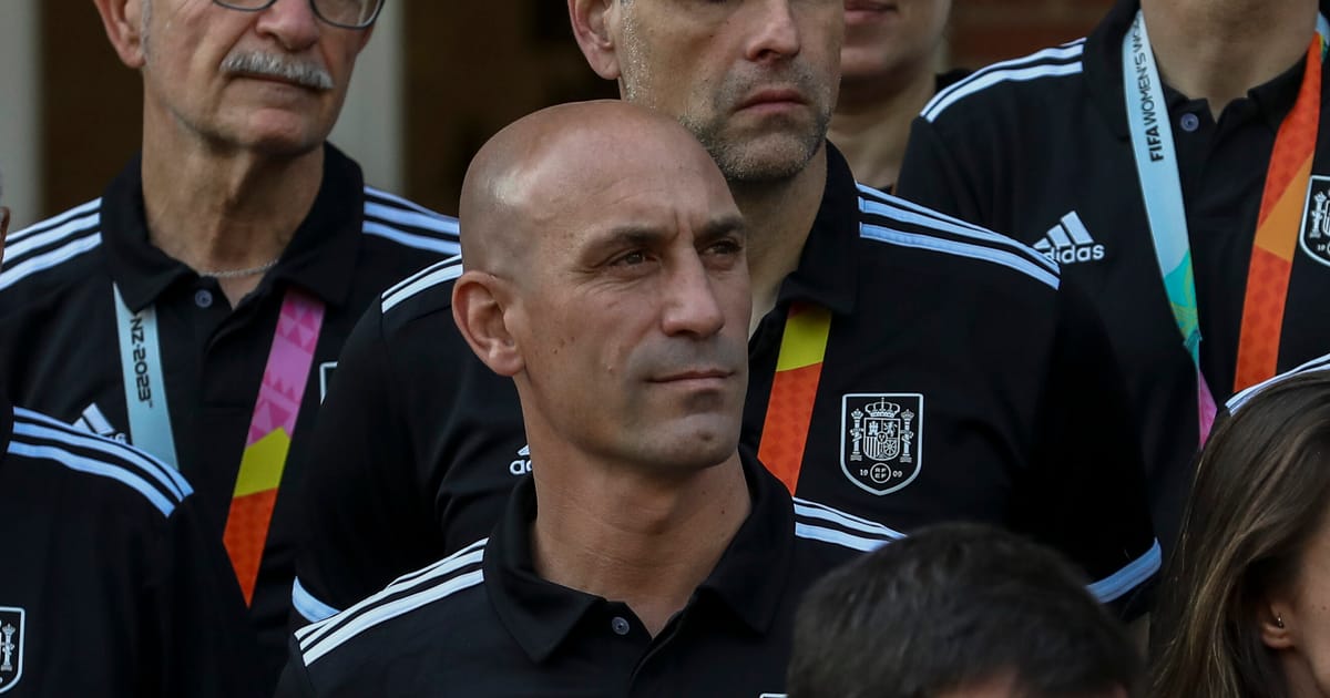 Luis Rubiales, jefe de fútbol deshonrado, dimite por escándalo de beso en el Mundial – POLITICO