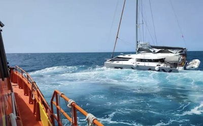 Catamarán en apuros |  Noticias Gaceta Costa Tropical