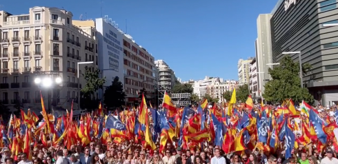 Miles de personas salen a las calles de Madrid, la capital de España, para protestar contra la amnistía para los secesionistas catalanes.