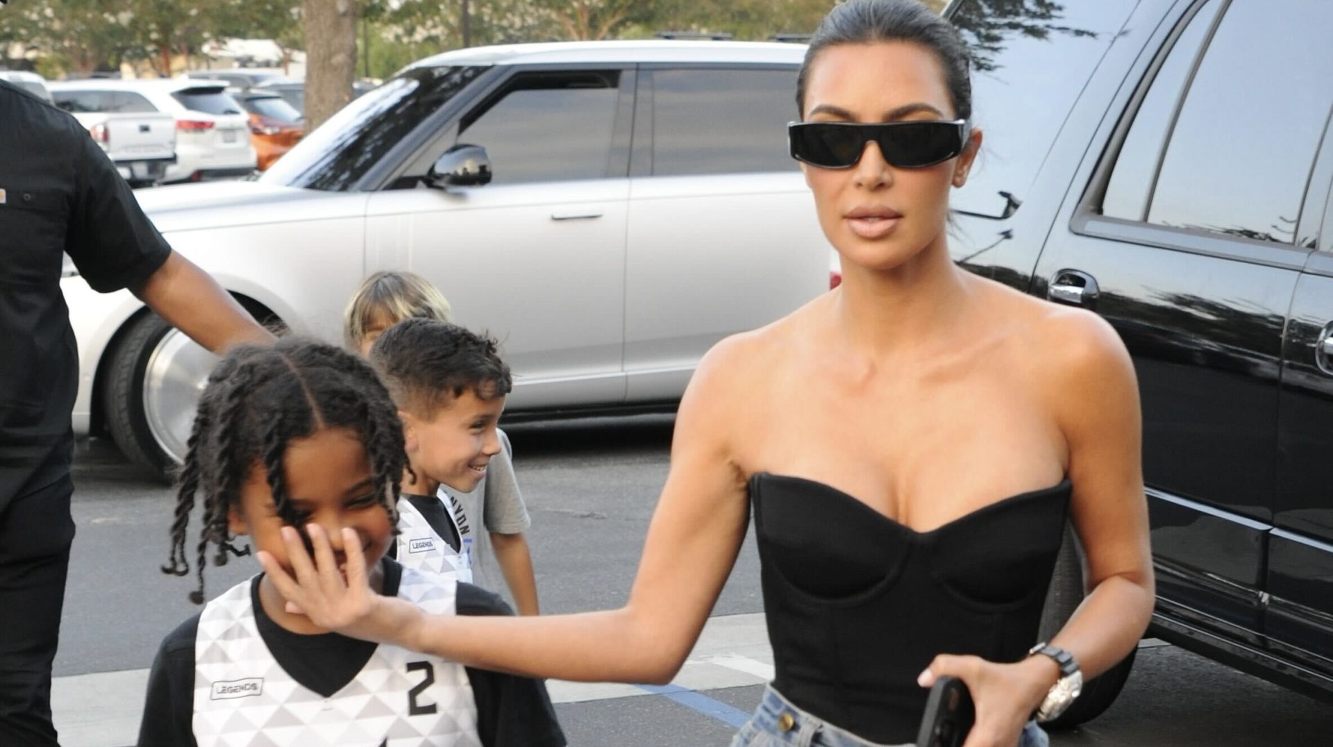 ¡Uy!  Saint West se burla de los paparazzi mientras está con Kim Kardashian