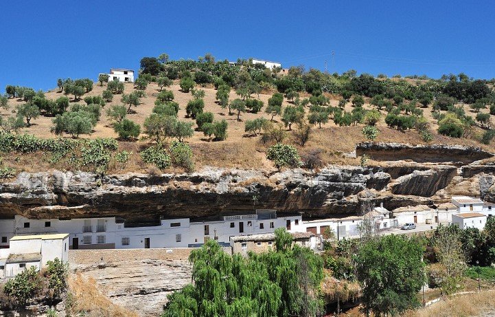 Pequeño pueblo construido debajo de una roca en la provincia de Cádiz descrito como uno de los “pueblos más curiosos de España” « Euro Weekly News