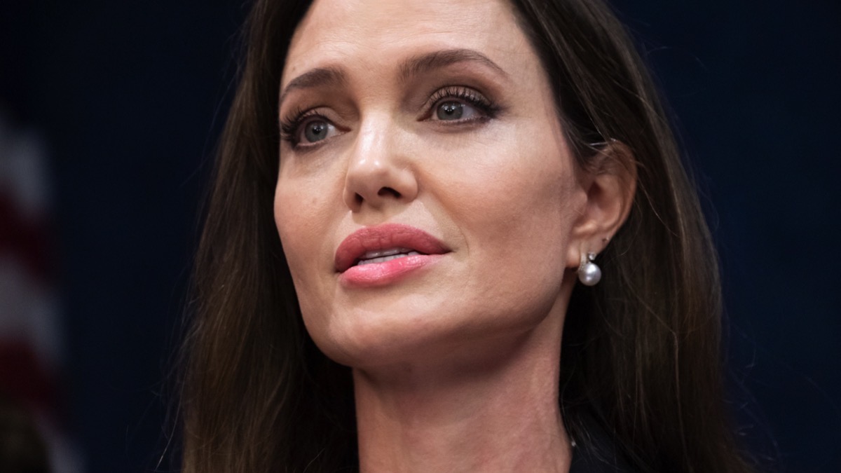 Angelina Jolie trabajó menos durante el divorcio de Brad Pitt porque ‘tenía mucho que curar’ – Socialite Life