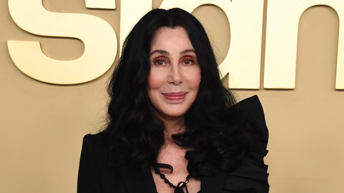 Cher supuestamente contrató a hombres para secuestrar a su problemático hijo Elijah Blue Allman del hotel de Nueva York antes de su período de rehabilitación – Socialite Life