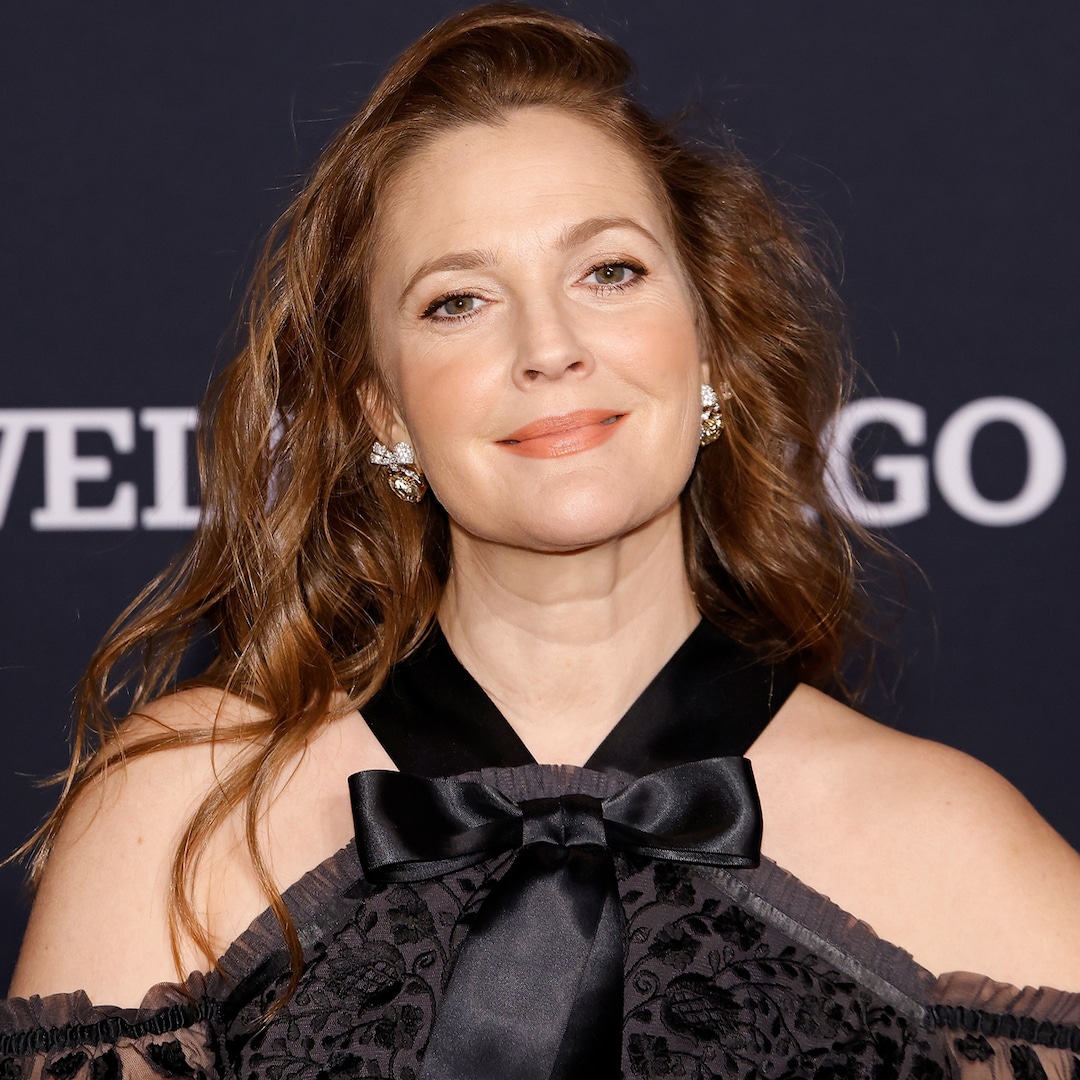 Drew Barrymore, lloroso, se disculpa por el regreso del programa de entrevistas en medio de la huelga