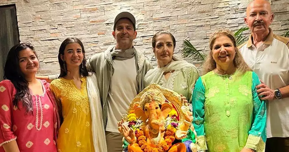 Hrithik Roshan hace Ganapati visarjan en casa con su familia y su novia Saba Azad