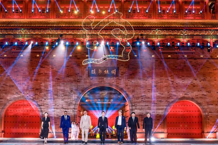 La Ruta de la Seda conecta el mundo, luces y sombras brillan durante diez años.  Se inaugura en Fuzhou el décimo Festival Internacional de Cine de la Ruta de la Seda.