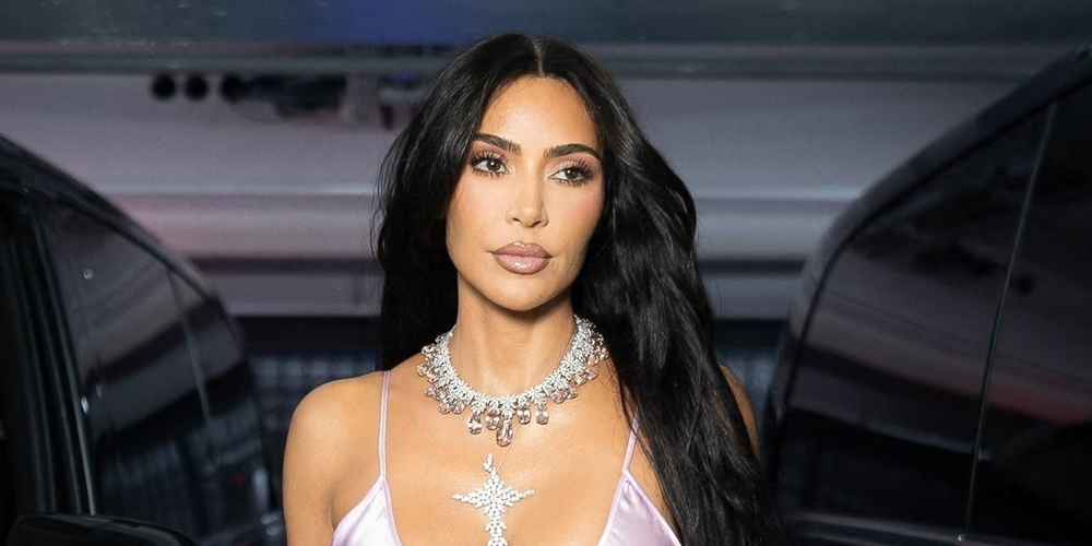 Kim Kardashian viaja a París y aturde con un vestido glamoroso en el desfile de la Semana de la Moda de París de Victoria Beckham