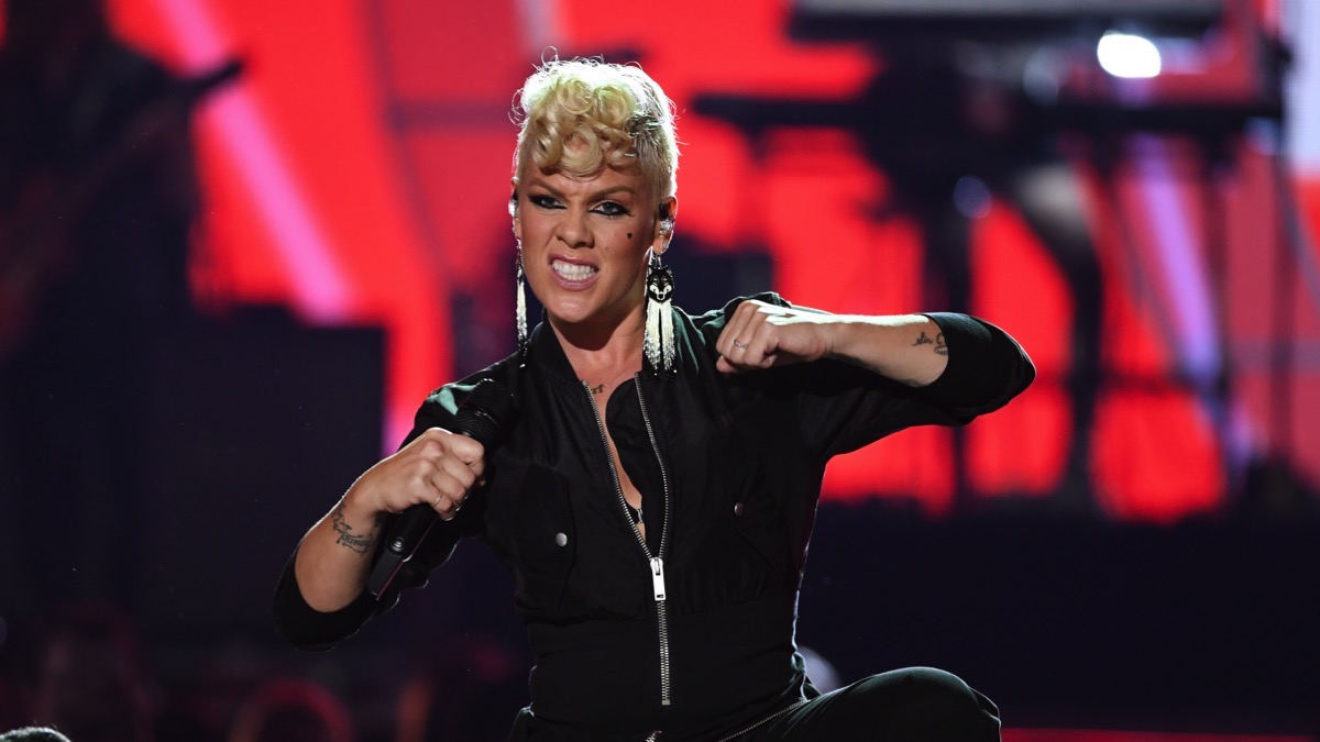 Manifestante sobre la circuncisión retirado del concierto de Pink – Socialite Life