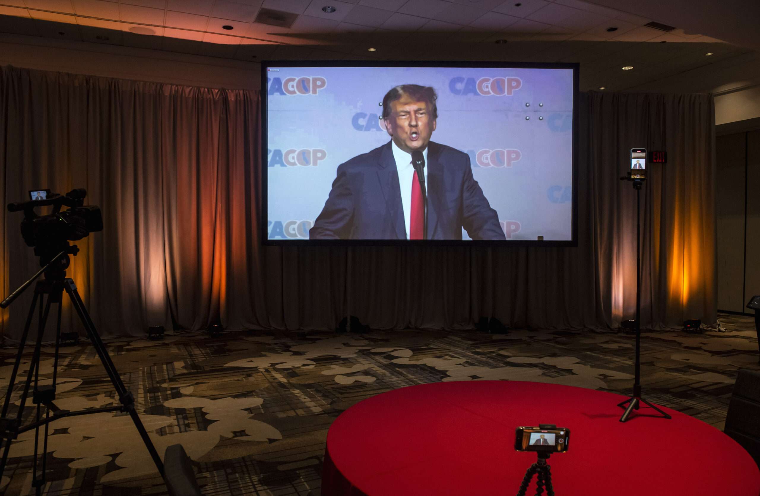 Trump dice que los aranceles y la vigilancia fronteriza salvarán a California del comunismo
