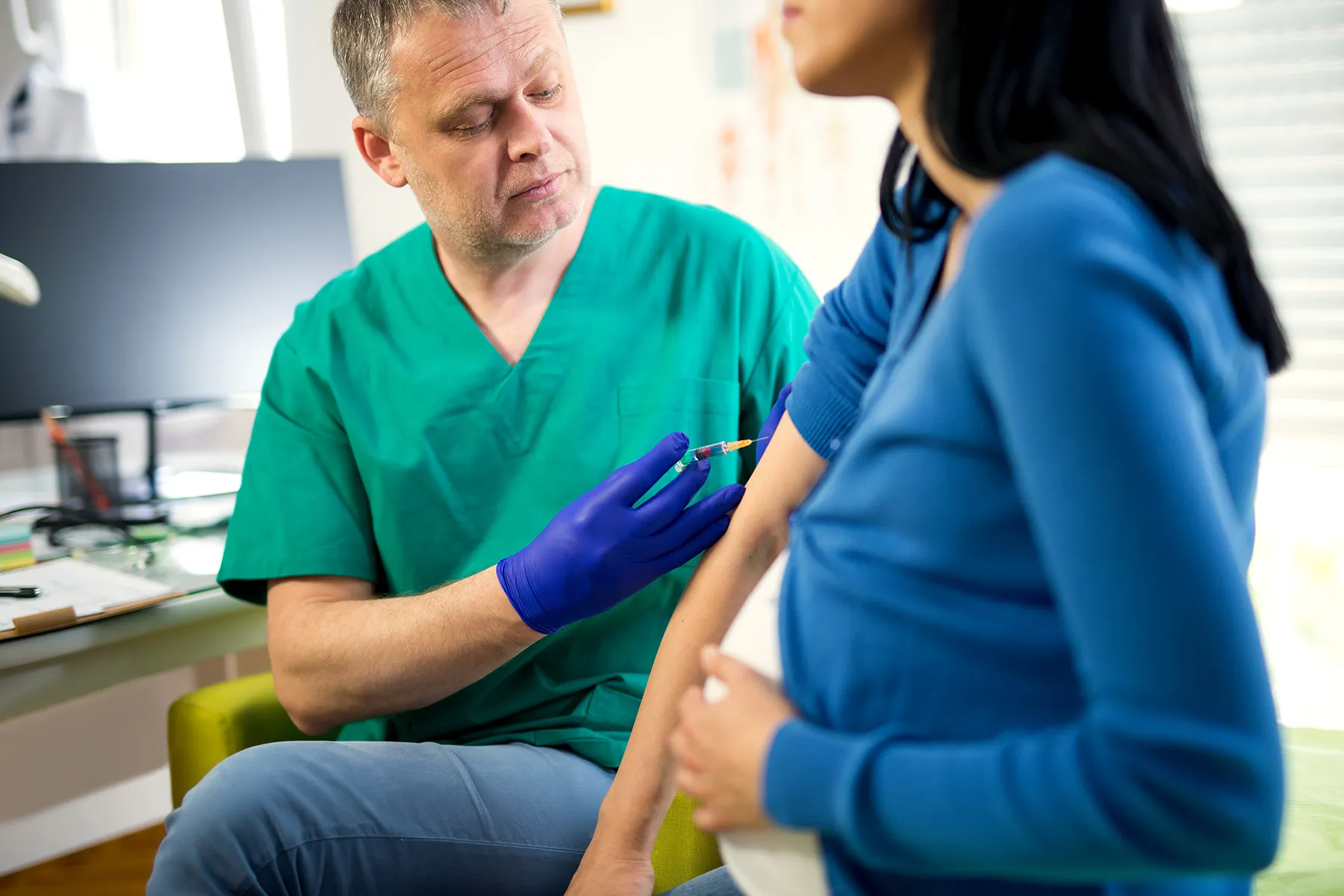 ¿Tripledemia?  Lo que recomiendan los CDC para la COVID, la gripe y el VRS