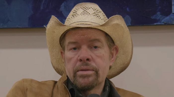 Toby Keith revela cómo su fe lo está ayudando en su batalla contra el cáncer de estómago – ‘I Just Pray’