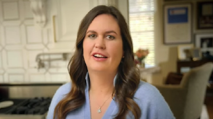 La gobernadora de Arkansas, Sarah Huckabee Sanders, prohíbe términos neutrales al género como “amamantamiento” y “persona que da a luz” en documentos gubernamentales