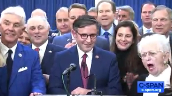 Vídeo: Los republicanos de la Cámara de Representantes abuchean a un periodista que pregunta al presidente designado Mike Johnson sobre las elecciones de 2020