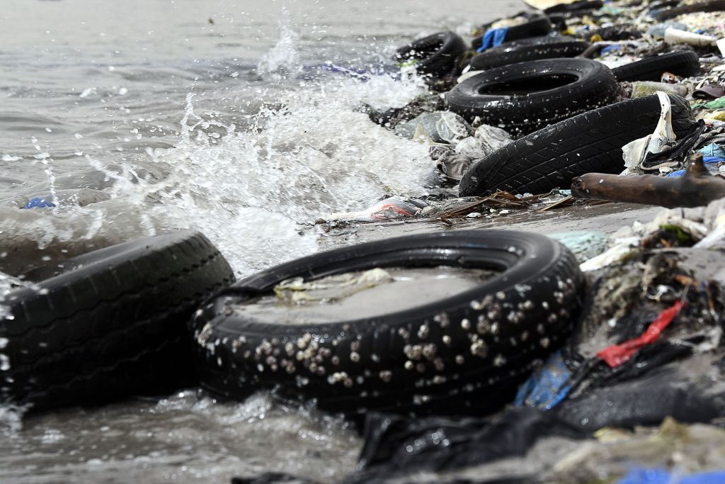 Se retiran 3.000 neumáticos del río Filadelfia en un proyecto de limpieza