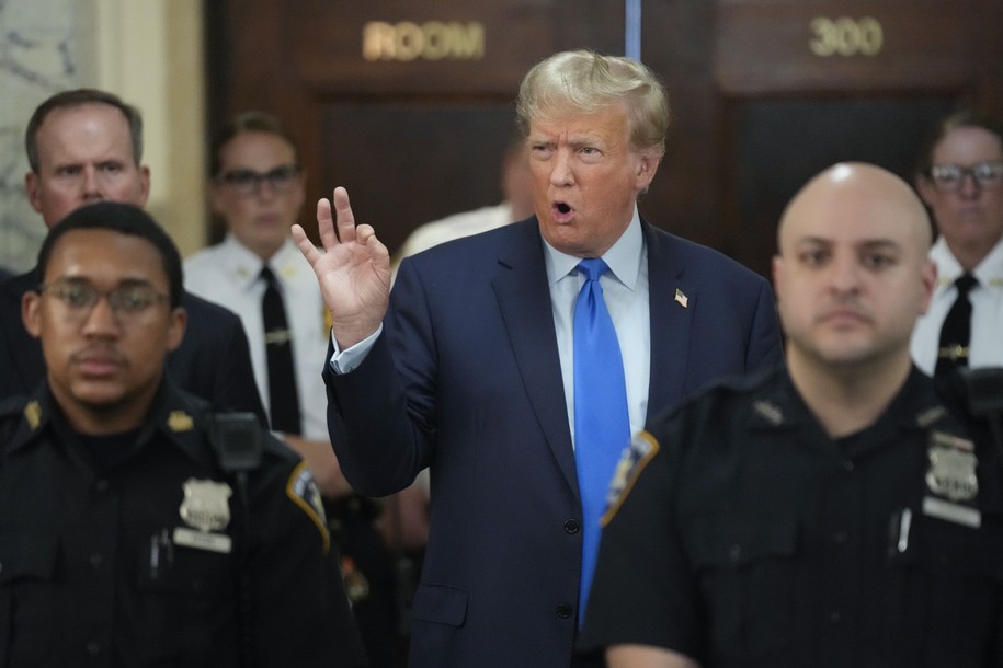 El juicio sin jurado de Trump es o un error hilarante o una estrategia cínica