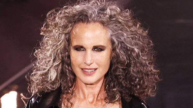 Andie MacDowell luce sujetador y pantalones negros en el desfile de modas de L’Oreal – Hollywood Life