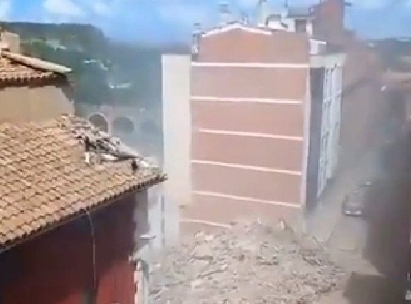 Un bloque de cinco plantas se derrumba en Teruel ‘segundos’ tras la evacuación ⋆ Metropolitano de Madrid