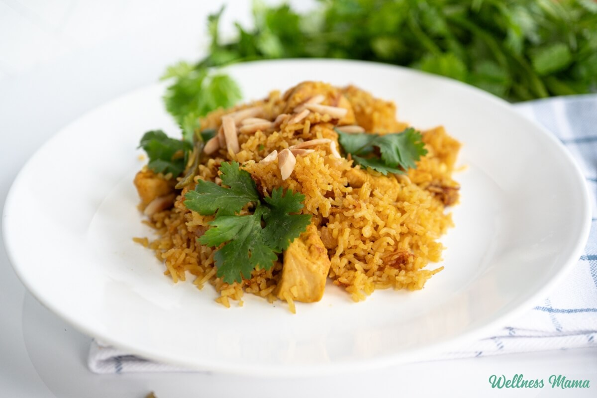 Biryani de pollo en una sartén