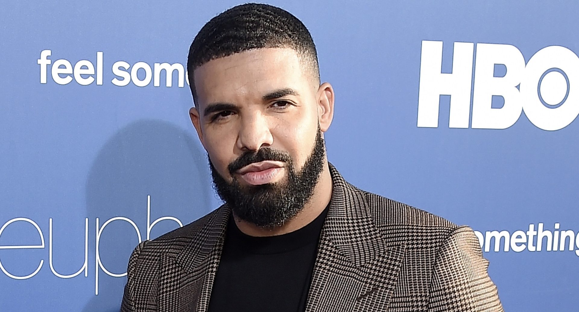 Drake le regala a un fan un G-Wagon durante el espectáculo ‘It’s All A Blur’ de Toronto