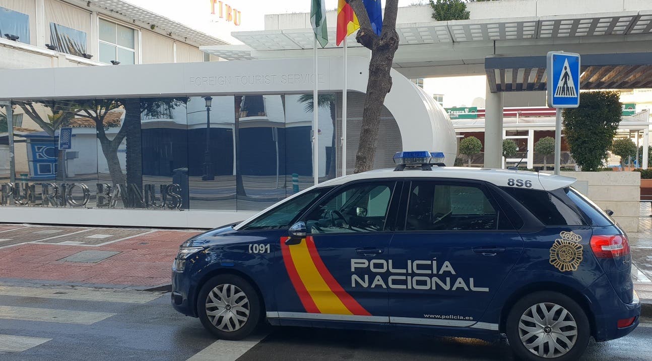 Tres encapuchados abren fuego contra dos personas cerca del centro comercial Costa del Sol en Marbella (España)