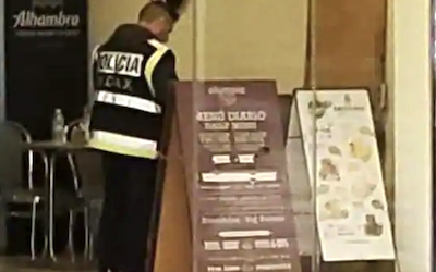 Una computadora portátil olvidada y engaños