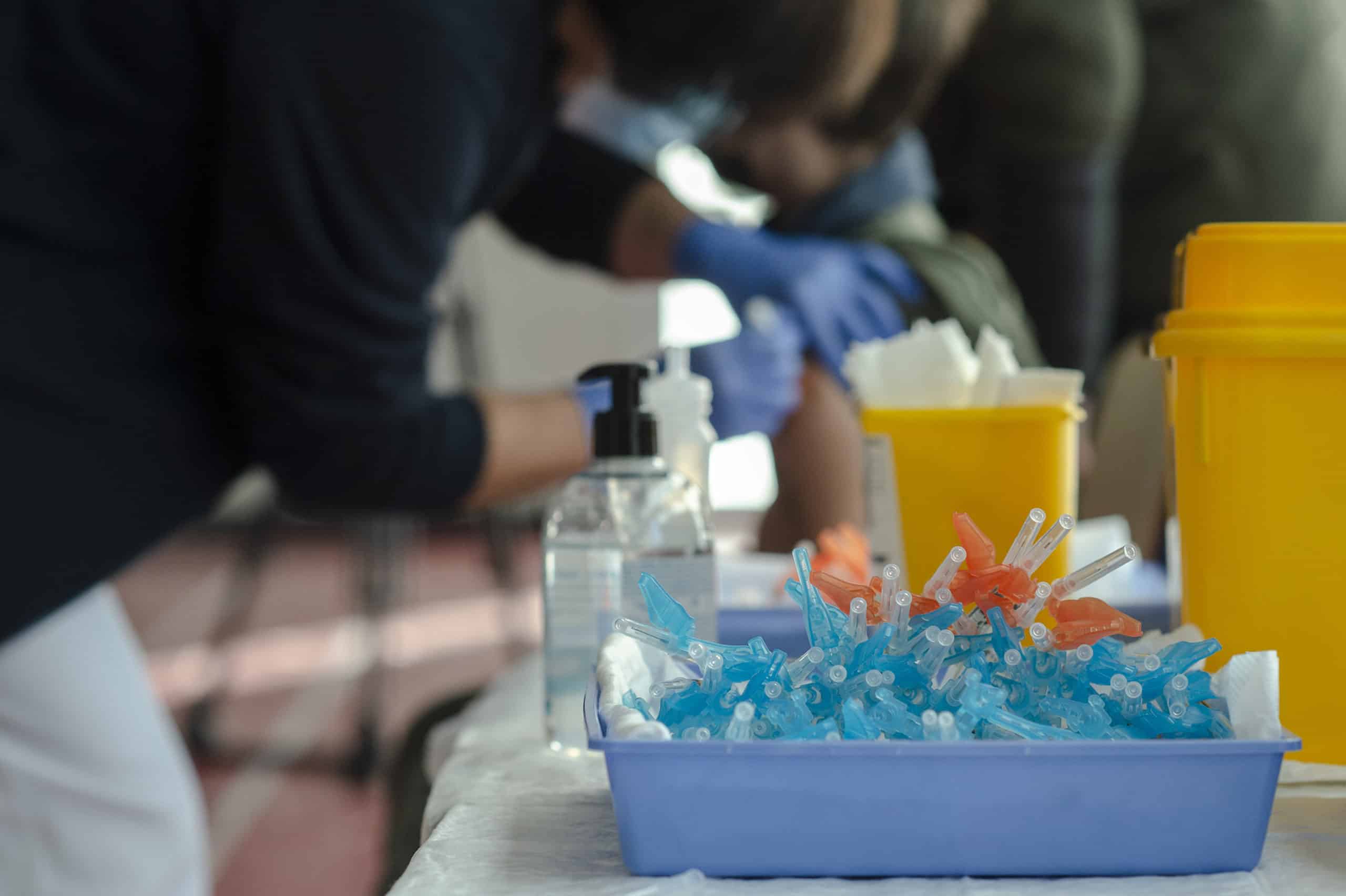 Sanidad rebaja a los 60 años la edad para la vacuna gripe-covid