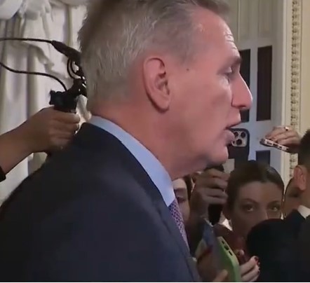 Kevin McCarthy sigue muy amargado y culpa a los demócratas por ser enlatados