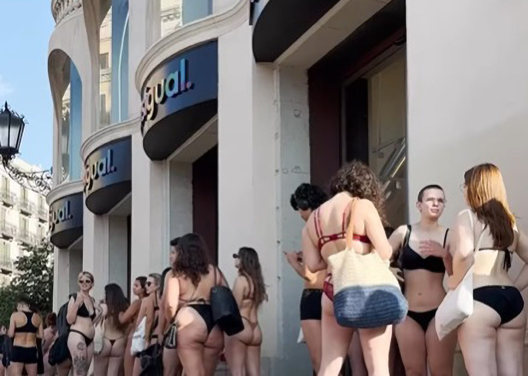 Oferta Strip: Jóvenes Compradores Hasta Ropa Interior Gratis En Gran Vía ⋆ Madrid Metropolitan