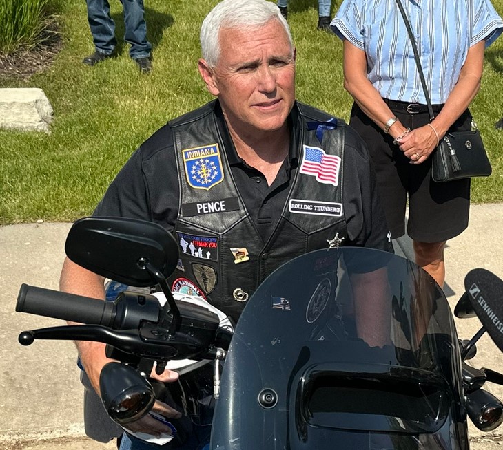 Mike Pence finalmente capta la indirecta y pone fin a su campaña presidencial