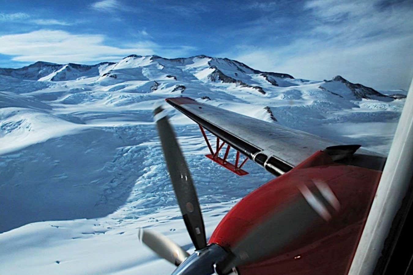 Antiguos valles fluviales descubiertos bajo la capa de hielo de la Antártida