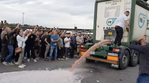 MIRAR: Momento impactante, enólogos franceses furiosos que empuñan mazos destruyen cajas llenas de vino barato importado de España