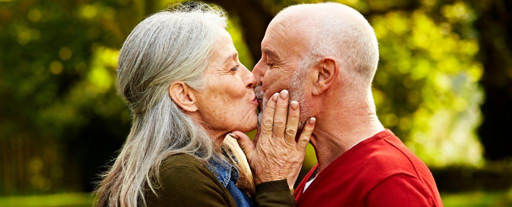 El sexo parece proteger la salud cerebral en los adultos mayores, dicen los científicos: ScienceAlert