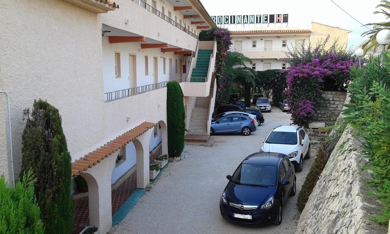 Los okupas se apoderan de casi 40 habitaciones de un solo hotel en la Costa Blanca española en una pesadilla para el propietario