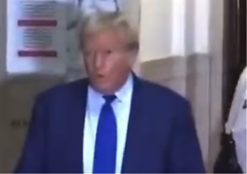 Trump sale furioso de la sala del tribunal después de que el juez Engoron le multara con 10.000 dólares por violar la orden de silencio