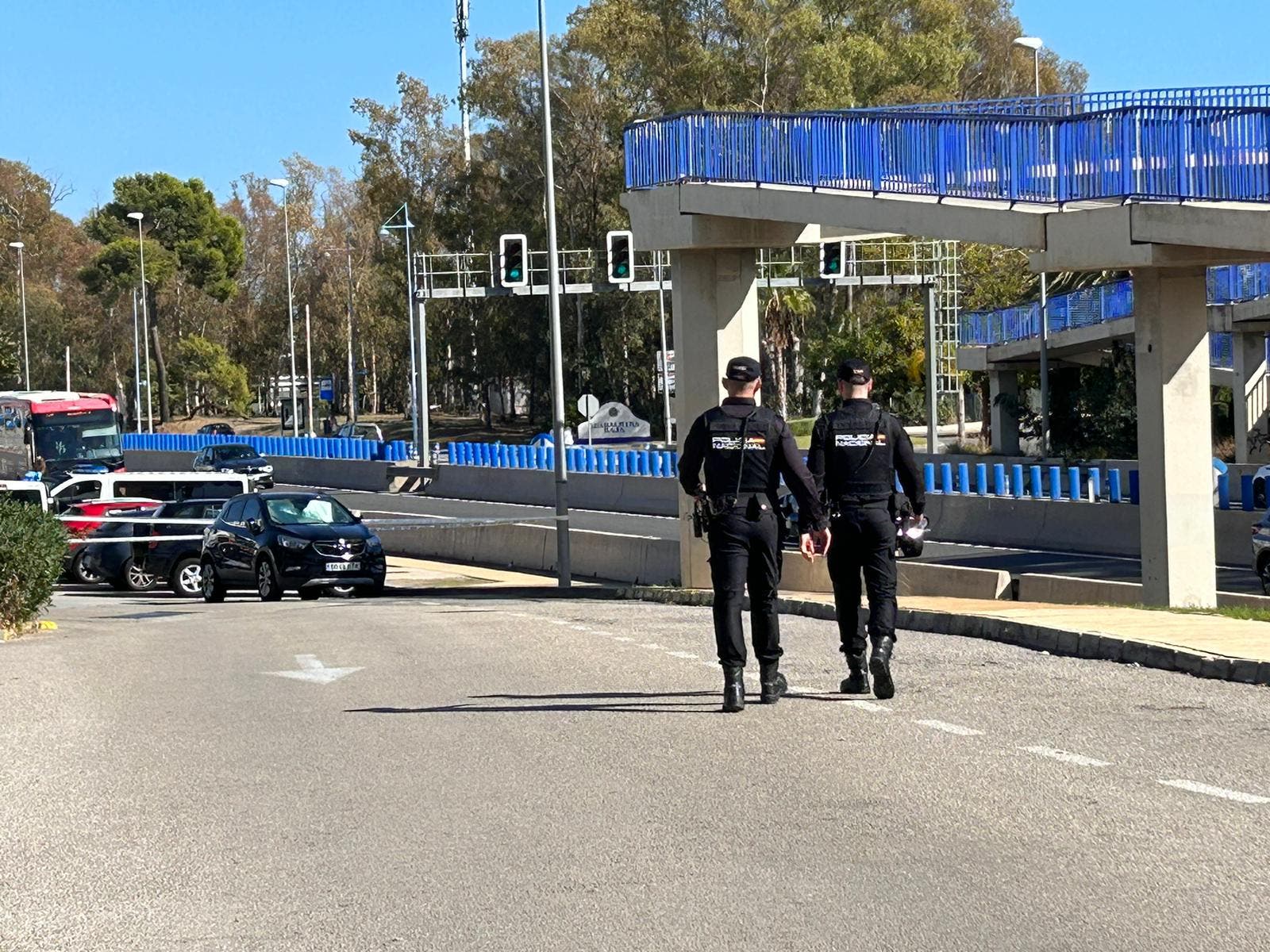 EXCLUSIVO: Un tiroteo provoca pánico en Marbella: Tres hombres enmascarados abren fuego contra objetivos delante de británicos sorprendidos en el lujoso complejo de Guadalmina