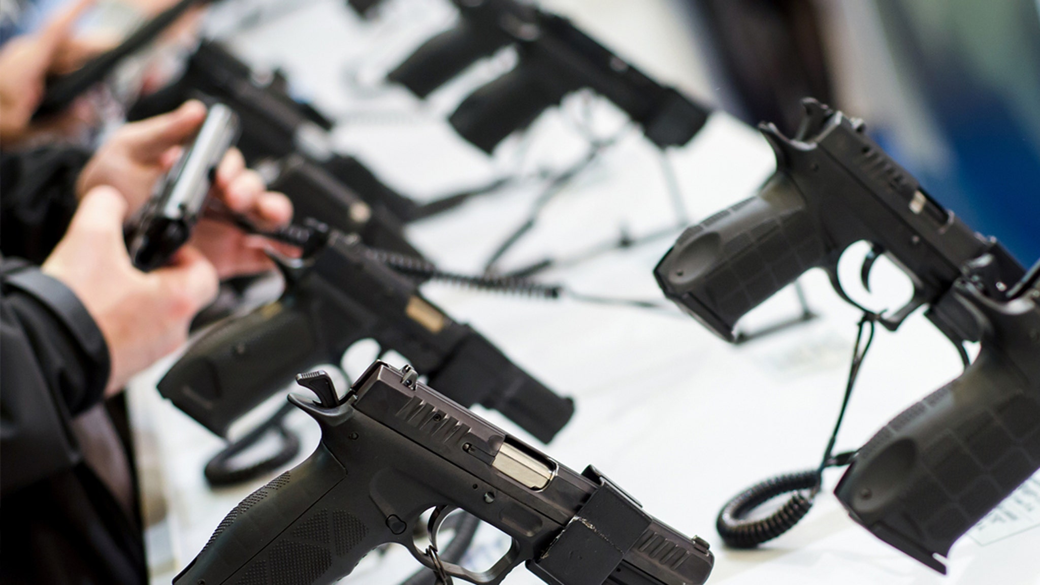 LA Gun Shop dice que judíos estadounidenses e israelíes compran las primeras armas para protegerse