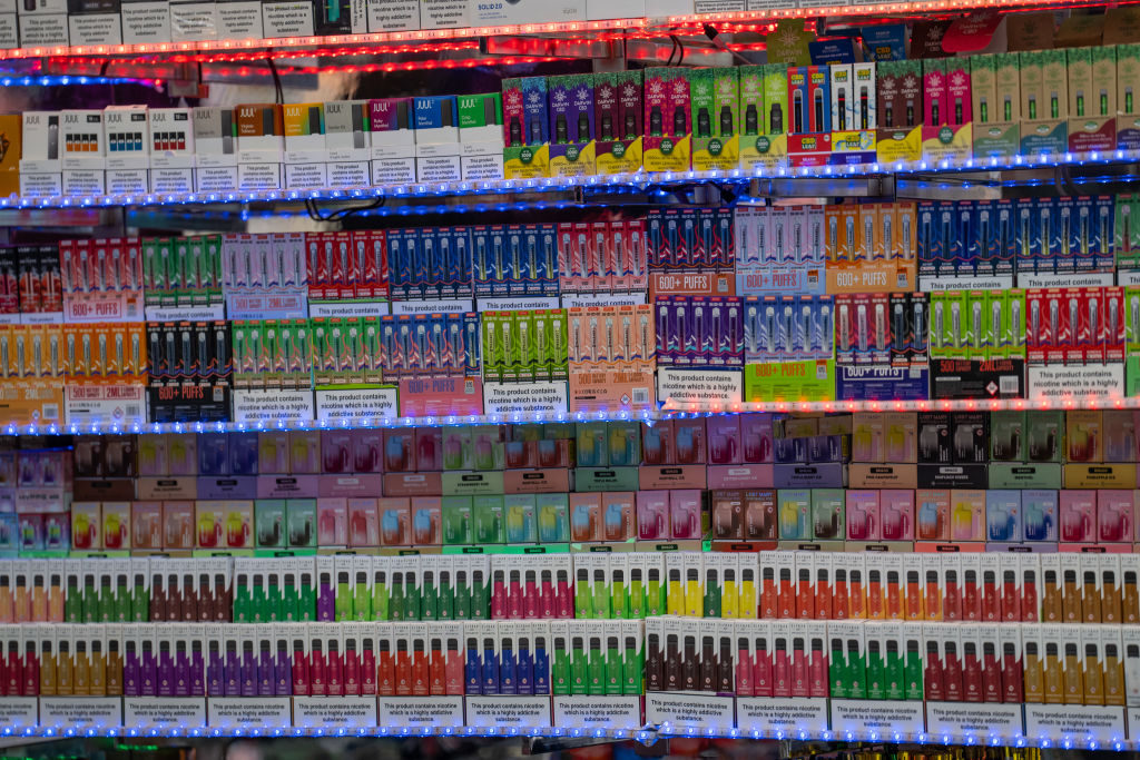 Problema del vapeo desechable: los residuos peligrosos y no reciclables alcanzan los 12 millones por mes
