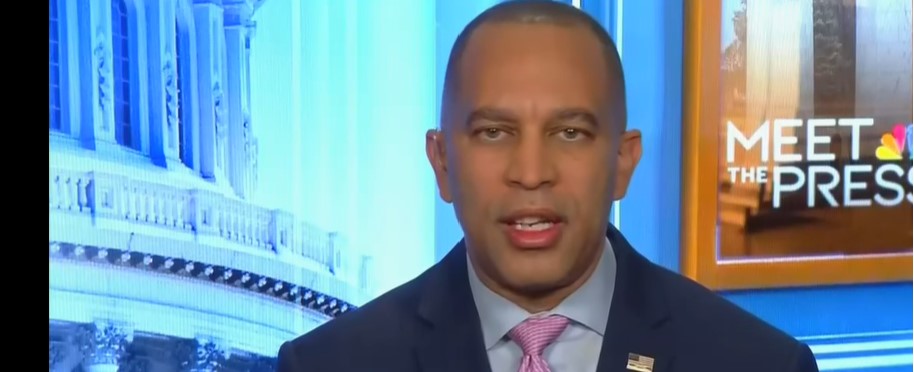 Hakeem Jeffries instruye a Kristen Welker sobre por qué no es trabajo de los demócratas arreglar el lío de los portavoces republicanos