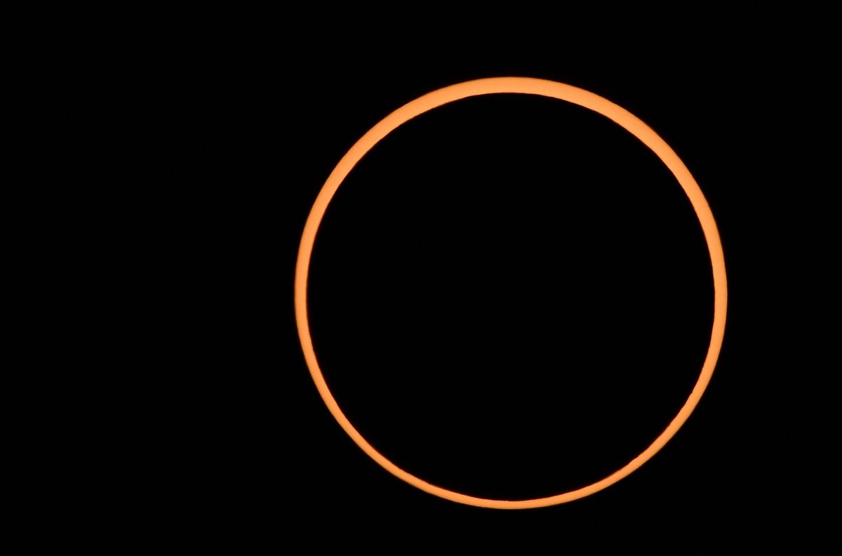 El eclipse solar anular sorprende a los observadores del cielo con un espectacular “anillo de fuego” (fotos)